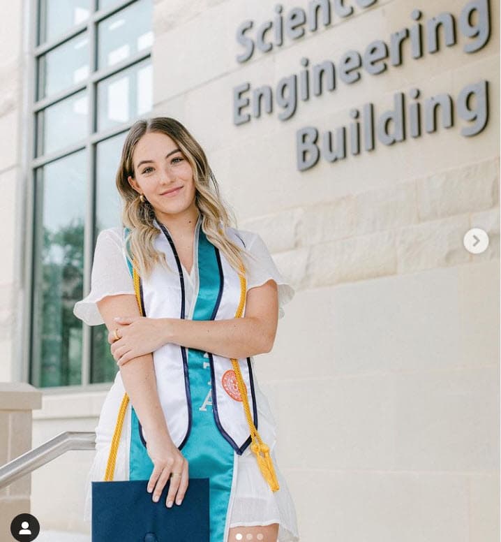 María estudia en la Universidad de Texas en San Antonio, ciudad en la que reside sin su familia. Laura Flores y sus otros tres hijos viven en Florida. Aunque hay temporadas en la que la artista debe estar en México si se encuentra en algún proyecto. 
<br>