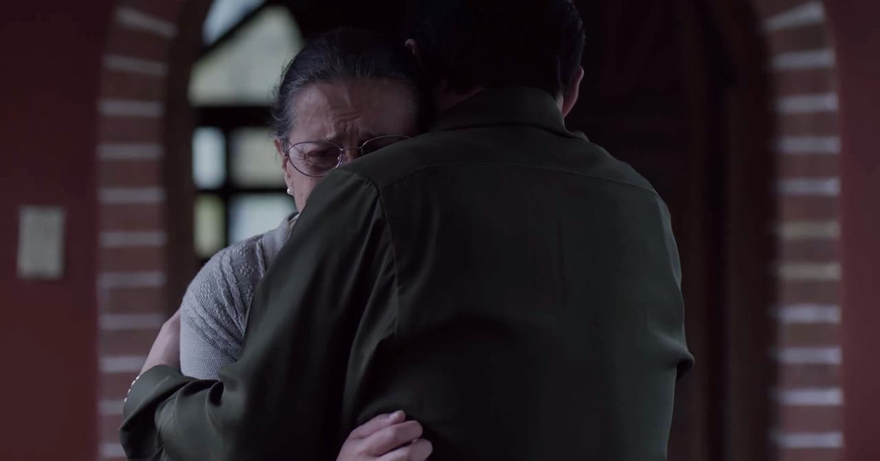 Joaquín tried to comfort her with a hug and they cried together.