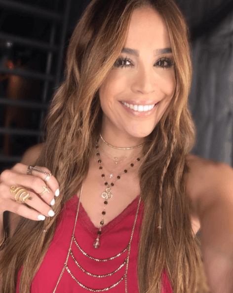 Un par de trencitas despeinadas escondidas entre el cabello, te hará lucir un look 'hippie' como el de Karla.