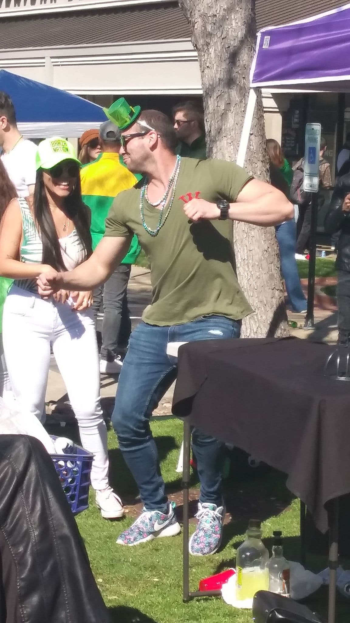 Jóvenes se divierten bailando durante la celebración de San Patrick en Dallas.
<br>
