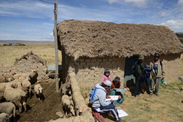 Decenas de barrios carecen de alcantarillado, el transporte es caótico pero bulle de comercio informal y talleres artesanales por el desempleo.