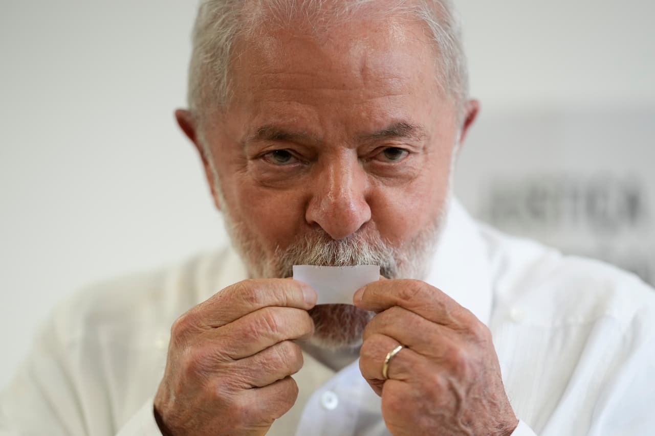 El expresidente Luis Inacio Lula da Silva emitió su voto este domingo en Sao Paulo, durante la segunda vuelta de las elecciones presidenciales de Brasil. De acuerdo con las autoridades electorales,
<a href="https://www.univision.com/noticias/america-latina/elecciones-brasil-lula-gana-segunda-vuelta-bolsonaro" target="_blank">será el nuevo presidente brasileño</a>.