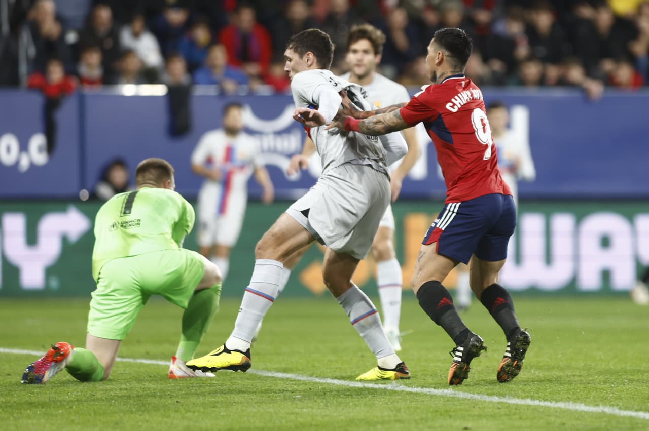 El Barcelona venció 1-2 al Osasuna en El Sadar durante la Jornada 14 de LaLiga de España en un partido que tuvo las expulsiónes de Lewandowski y de Piqué y los goles de Pedri y Rapinha; por los locales marcó David García