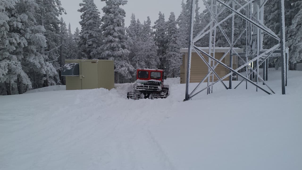 Técnicos del DPS trabajan en las montañas para mantener las comunicaciones de los servicios de emergencia.