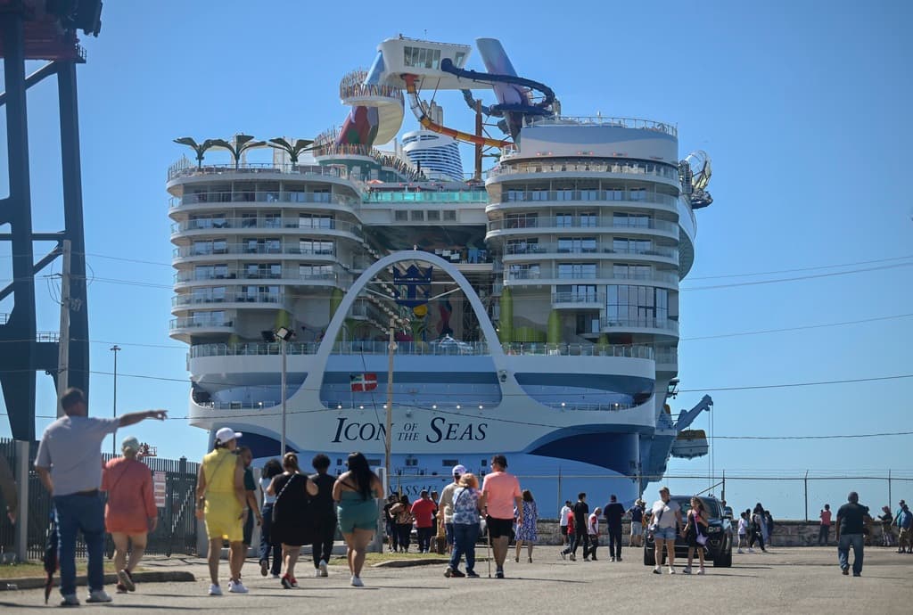 El crucero Icon of the Seas, que zarpará formalmente para su primera travesía este fin de semana, es el más largo del mundo, con 365 metros (1.198 pies) de eslora.
<br>