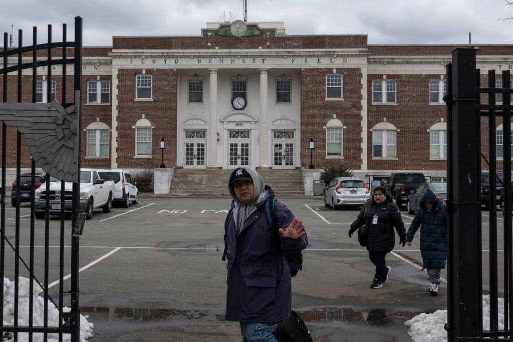 La portavoz del alcalde, Kayla Mamelak, indicó que continúan monitoreando todos los refugios y tomarán decisiones basadas en el bienestar de la ciudad.