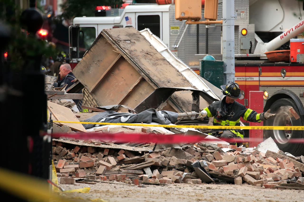 "Había algunos espacios vacíos que pudimos buscar, y pudimos verificar que no había nadie más en el edificio. Seguimos buscando en las zonas de la acera alrededor del edificio para verificar que no había nadie caminando por el edificio en el momento del derrumbe", dijo Jefe de Operaciones del FDNY Thomas Richardson.