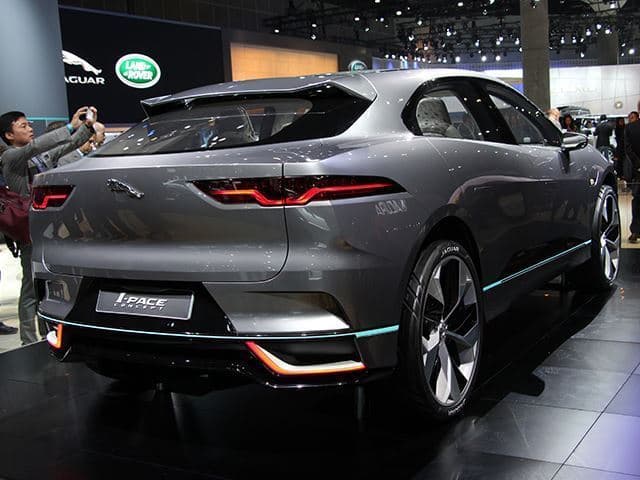 La 
<a href="http://www.univision.com/noticias/jaguar/jaguar-i-pace-concept-es-develado-durante-el-la-auto-show-2016-video"><b>Jaguar I-Pace</b></a> lleva un potente motor eléctrico de nada menos que 
<b>395 caballos de fuerza</b> y 516 libras-pie de torque, con una 
<b>autonomía</b>, según la marca, de 
<b>220 millas</b>.
