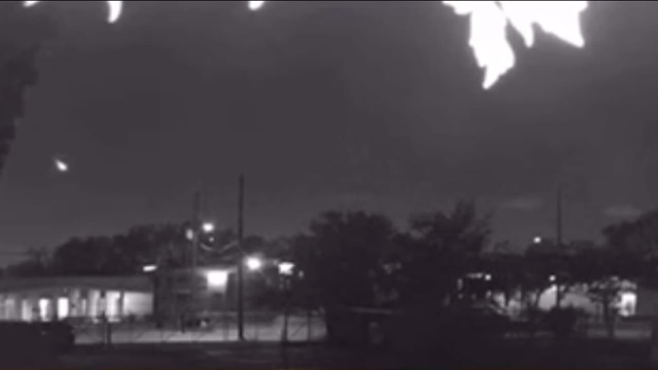 Gastón Heredia, jefe de meteorología de Univision 45, explica que se trata de un meteoro.