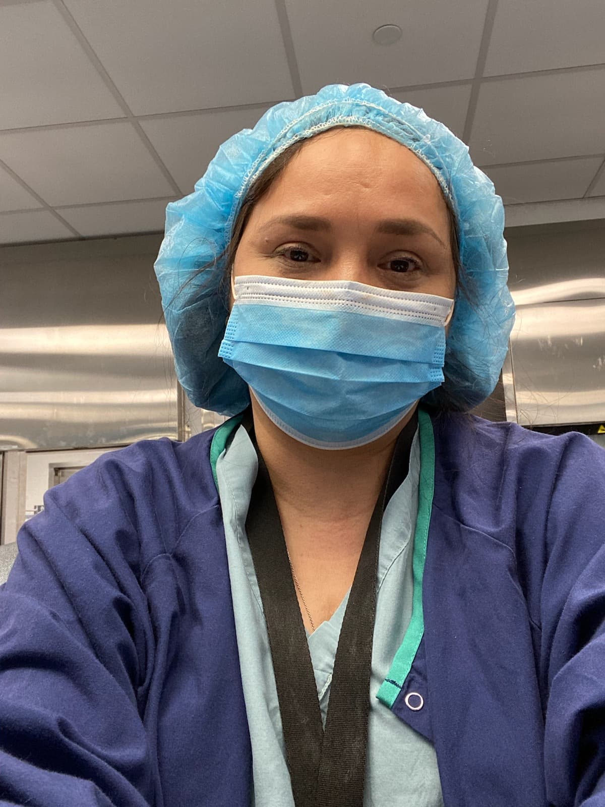 Ana Dela Cruz trabaja en el departamento de esterilización del hospital Northshore en Skokie. Es la encargada de que todos en el hospital y en las salas de operaciones tengan todo listo para atender a sus pacientes.