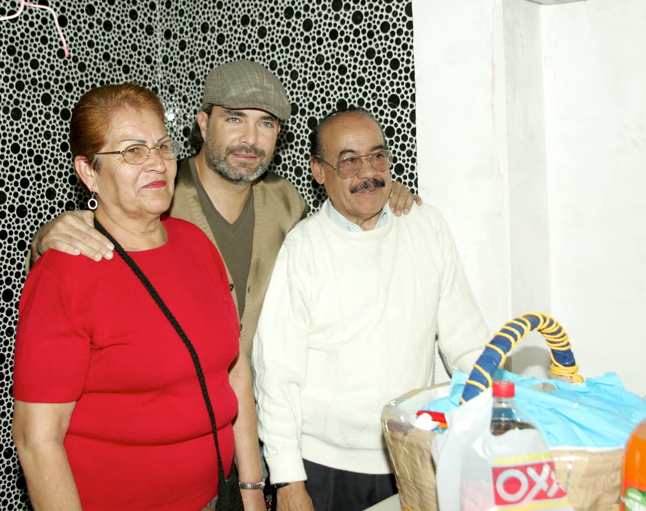 Su madre es Rosalinda Ilescas, quien se separó de su marido cuando el actor tenía 14 años. 
<br>