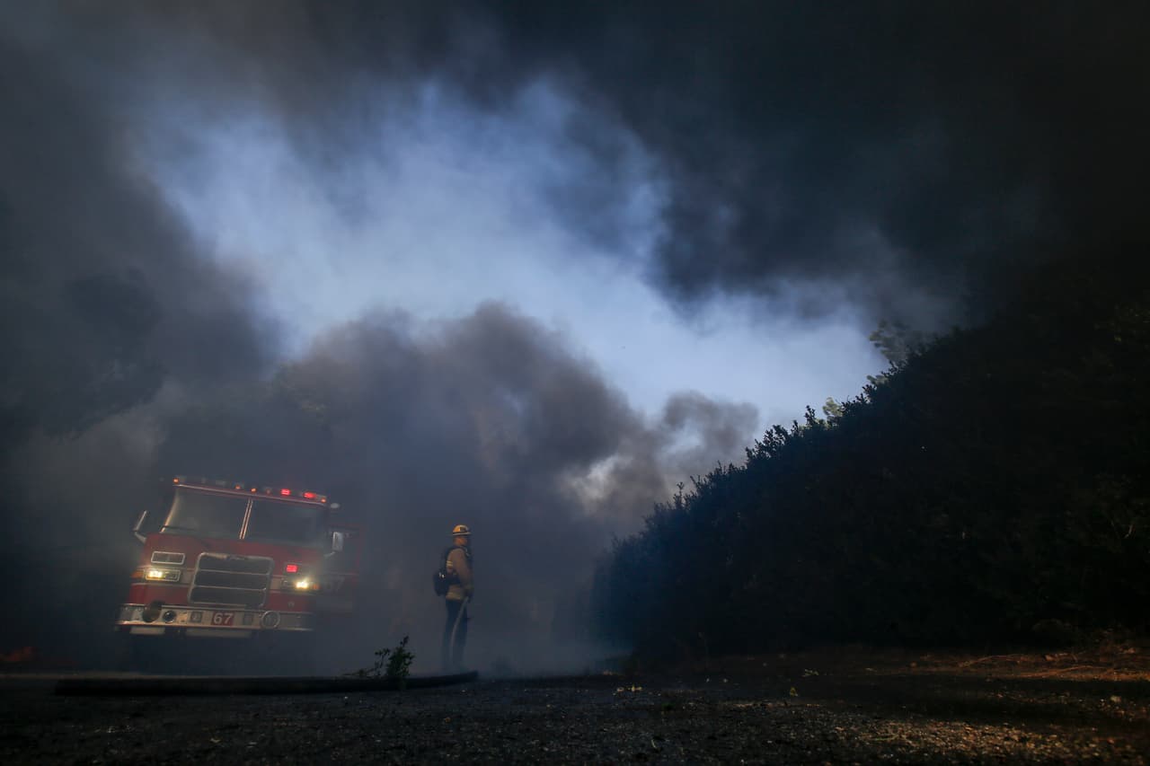 <b>Evelia Sedano: </b>"A mi me gustaría que hubiera un día dedicados para todos los bomberos donde todos les demotráramos lo agradecidos que estamos con ellos por que ellos ariesgan su vida por nosotros y nos asisten en cualquier emergencia que tengamos. Ellos son como ángeles para nosotros, ellos luchan contra las llamas mientras nosotros estamos descansando y comiendo cuando ellos estan sin comer luchando contra las llamas. Dios los bendiga y los proteja siempre 🙏🙏🙏🍜"
<br>