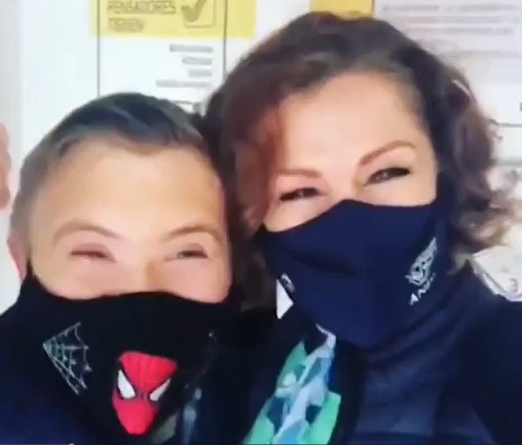 Con un video donde la actriz se ve 
<b>visiblemente contenta al punto de las lágrimas</b>, felicitó a su hijo.
<br>