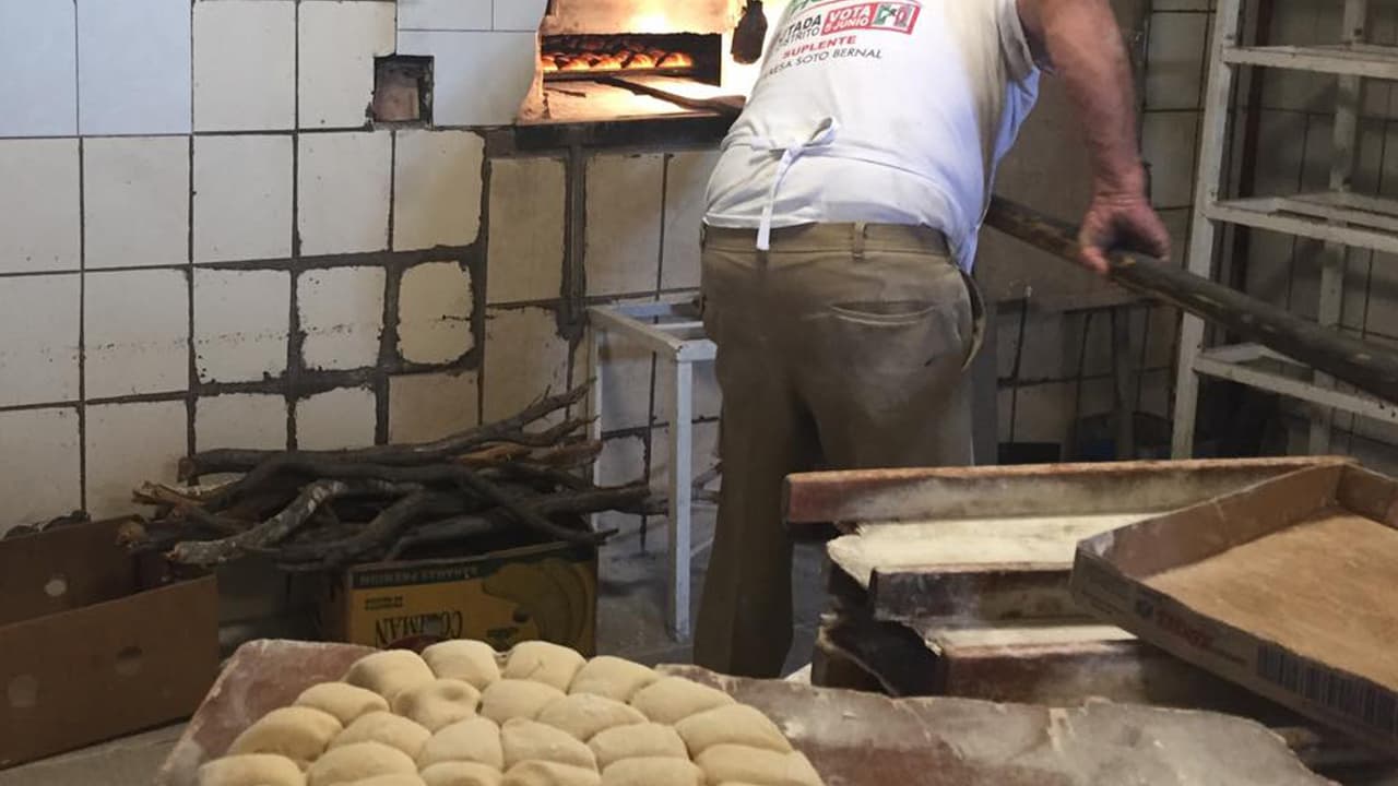 Decenas de personas hacen fila a las afueras de la panadería La Flor de Sinaloa, otro de los sitios típicos ubicado en Guaymas a 10 minutos de San Carlos.