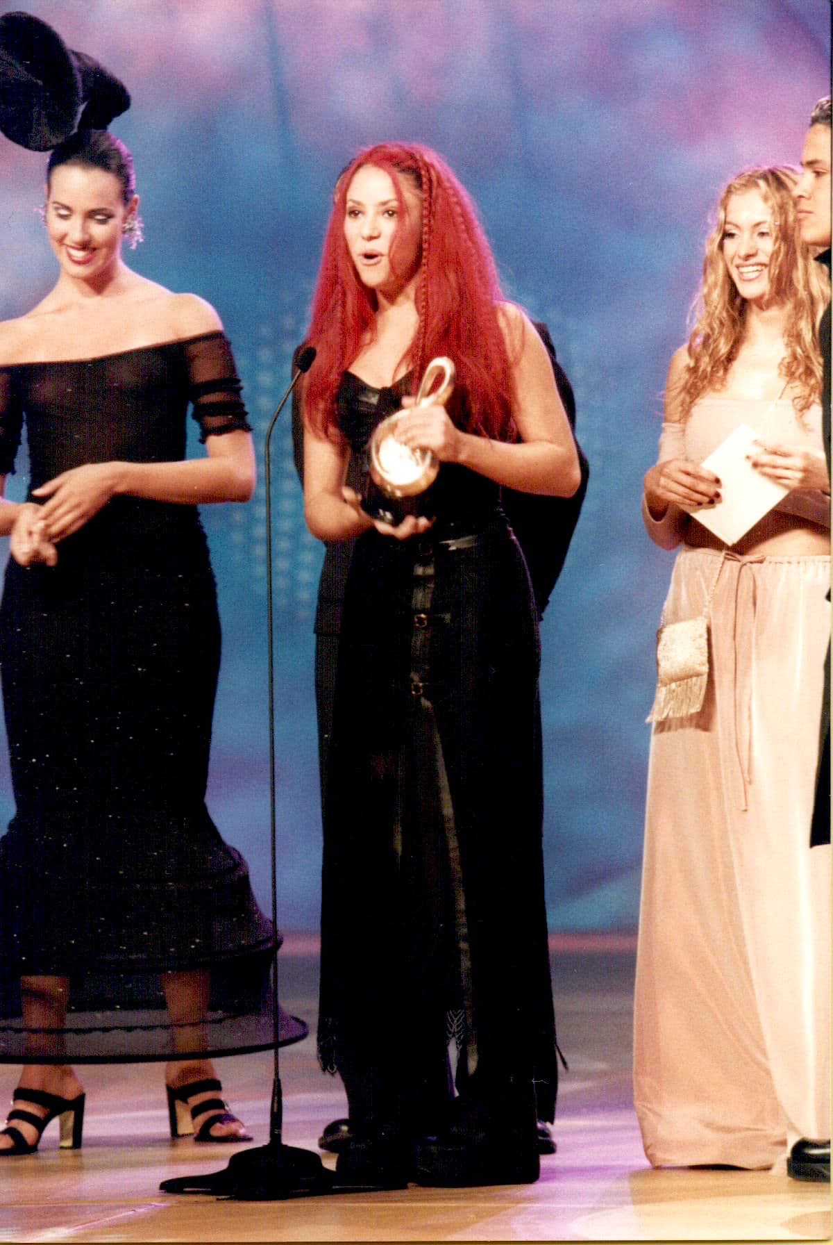En la premiación de 1999, Shakira fue una de las primeras en recibir su galardón como Artista femenina del año.