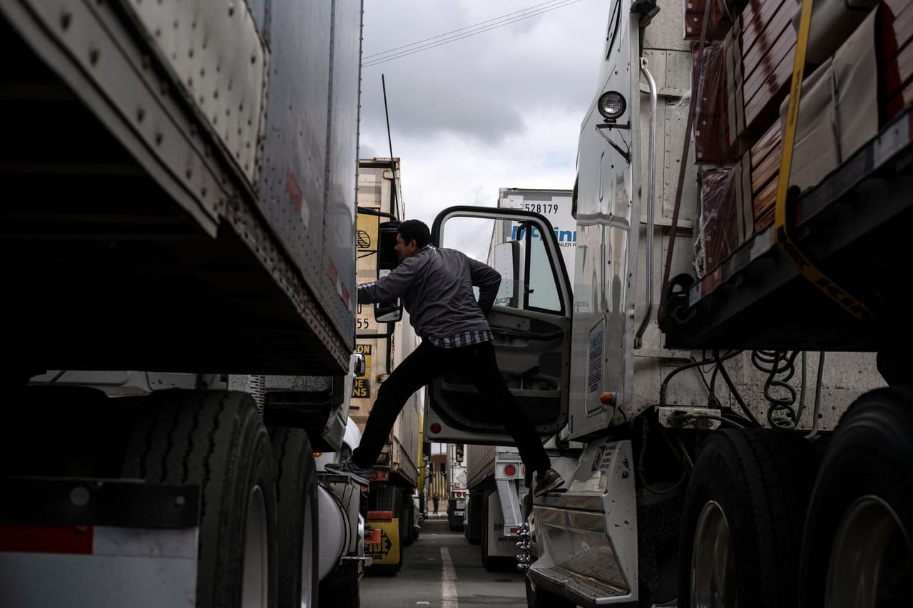 Esta semana el gobierno de Trump dijo que reubicaría a 750 agentes migratorios a otros puntos de la fronterizos para agilizar trámites de migrantes centroamericanos que desde hace meses esperan en la frontera.