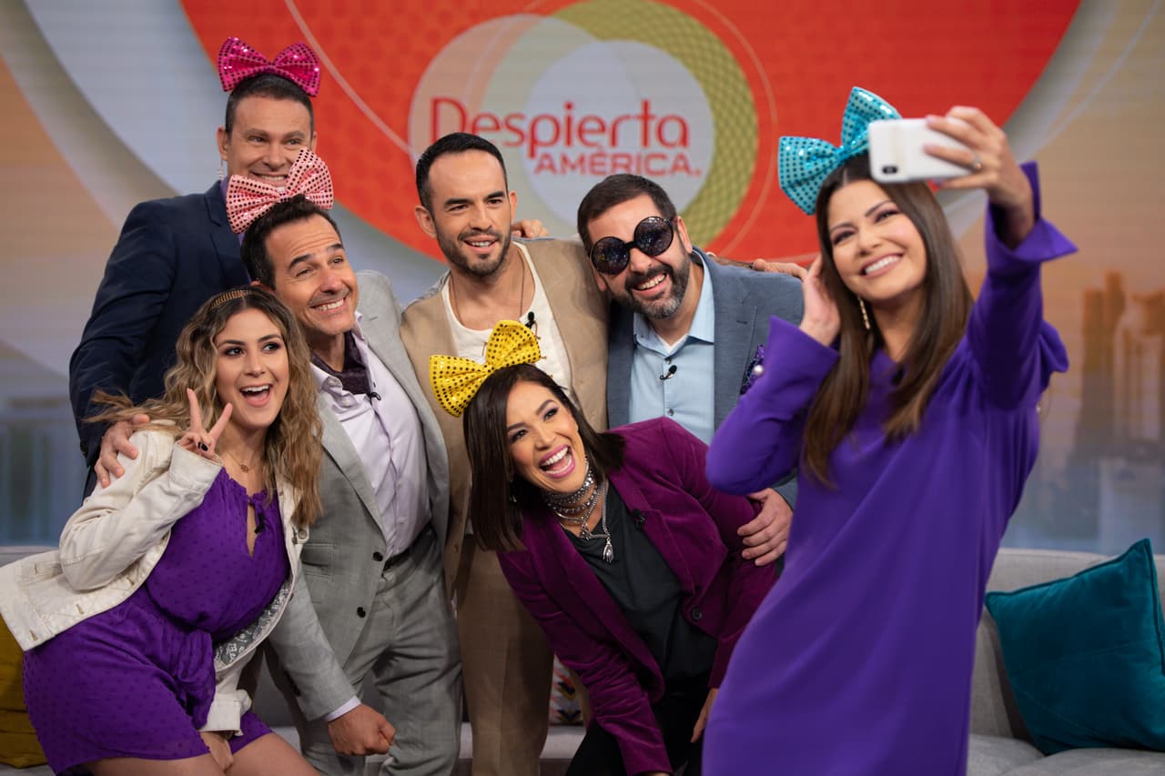 Anita siempre armando la fiesta, así de felices posaban todos para la selfie del recuerdo.