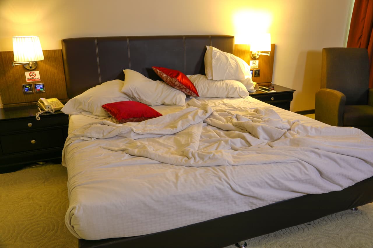 Las mañanas son claves para arrancar el día sin desorden y evitar que tus espacios se conviertan en un campo minado. Tender la cama debe ser una de tus prioridades, te tomará pocos minutos y te ayudará a lograr una habitación ordenada y accesible.