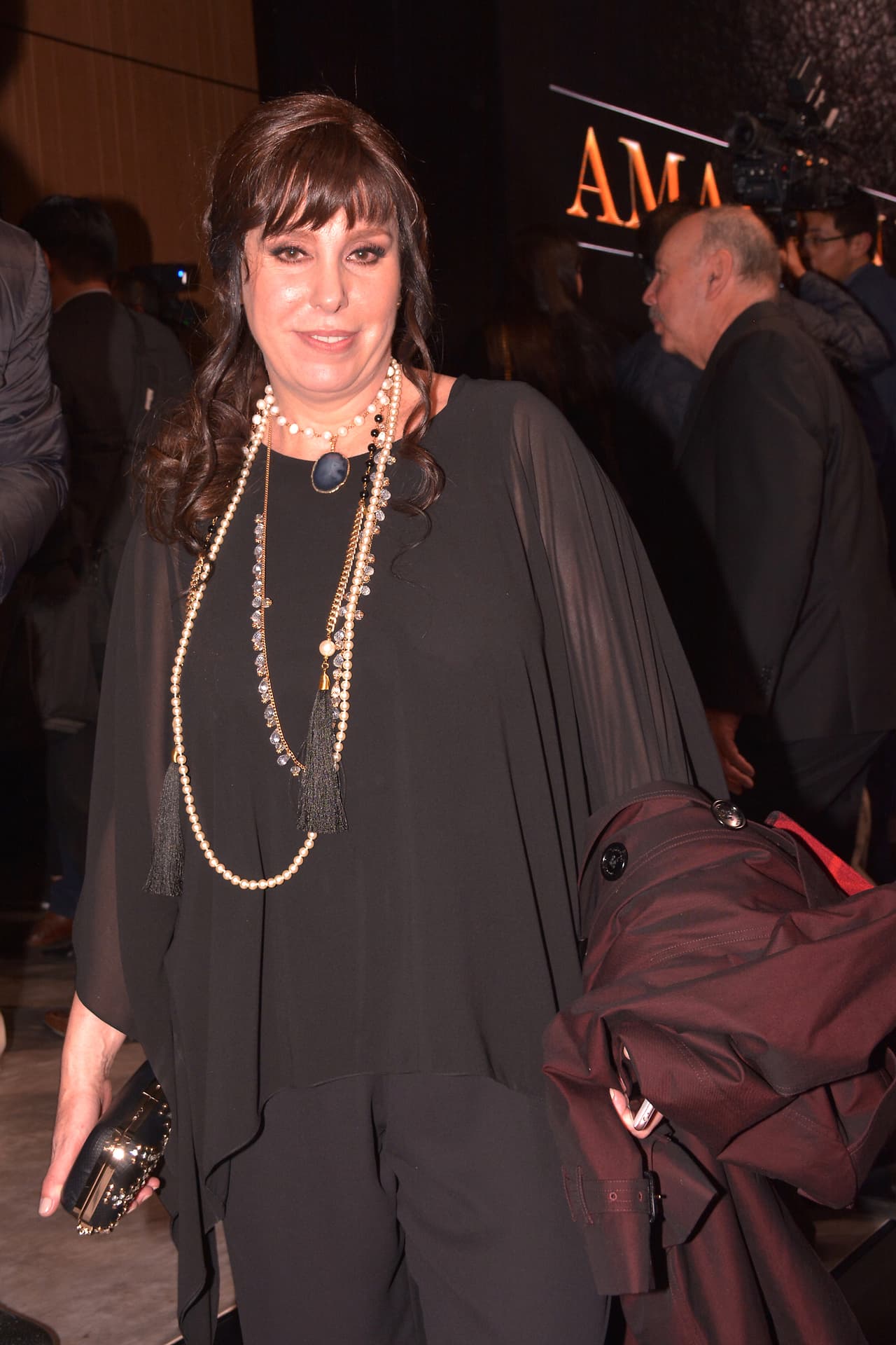 A la actriz Azela Robinson la veremos en una faceta distinta y no en un papel de villana. En esta ocasión se convertirá en la simpática y elegante mamá de Alejandra.