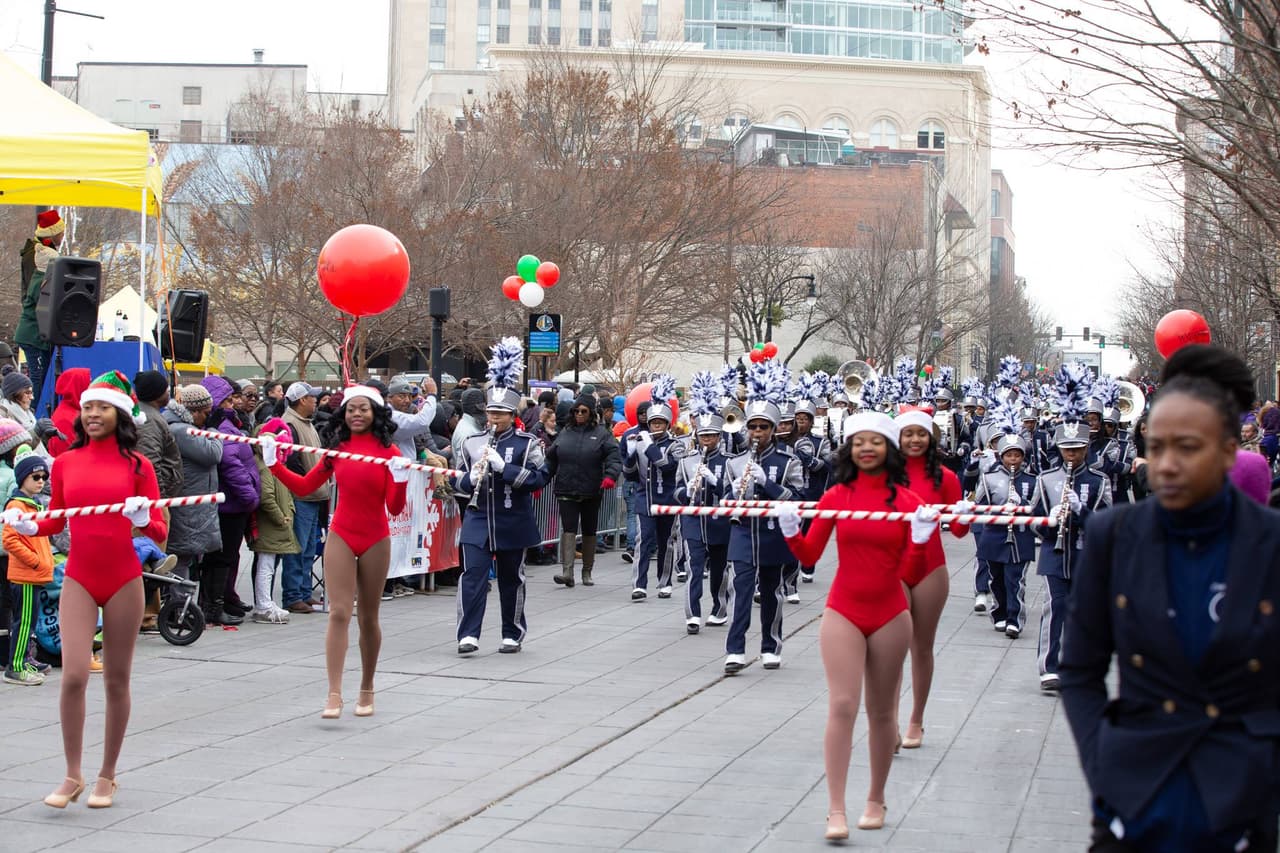 Encuentra más información sobre el Durham Holiday Parade, 
<b><a href="https://www.dprplaymore.org/309/Holiday-Parade">aquí</a></b>.