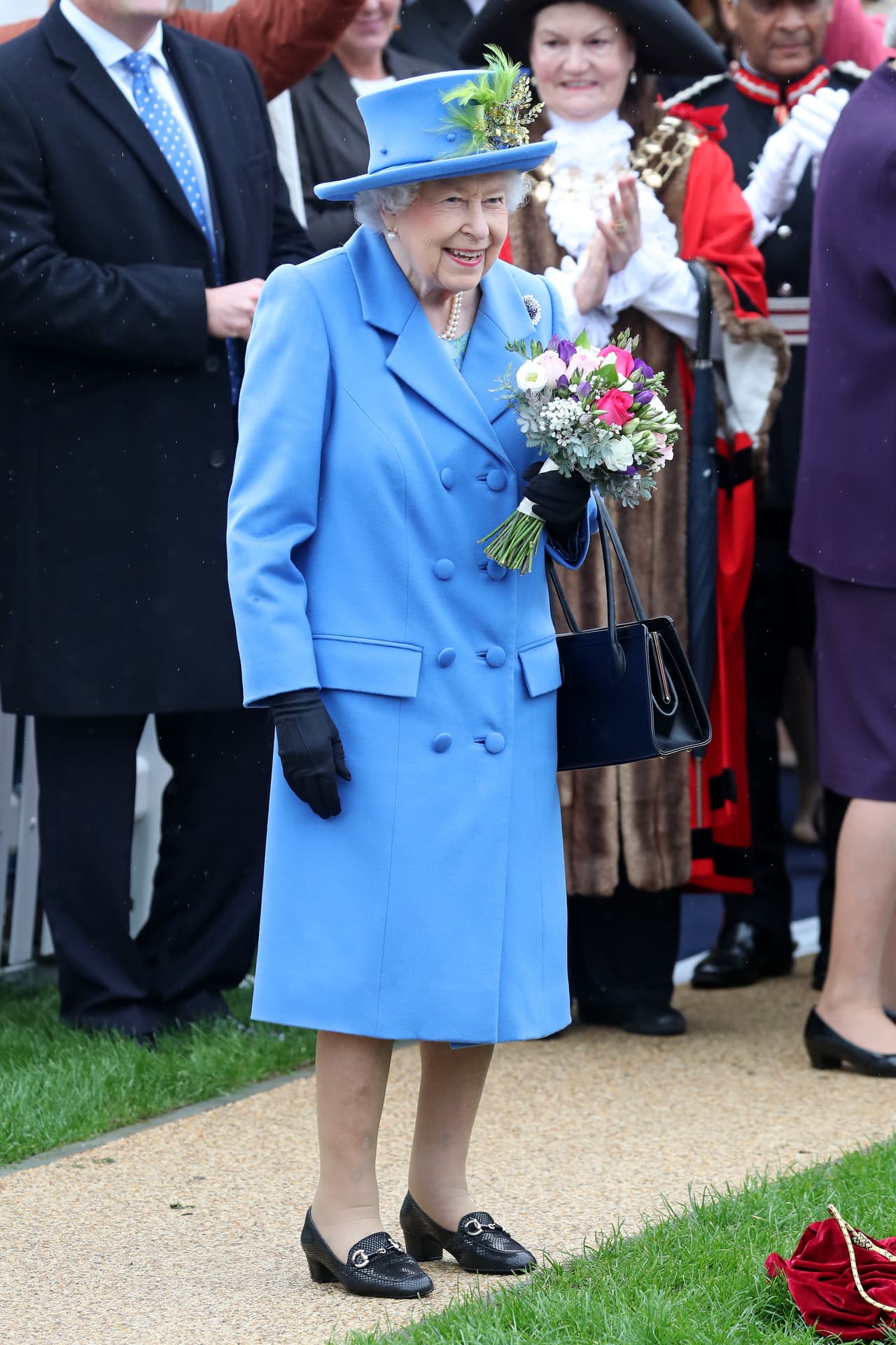 "Le pregunté si le gustaría decir: 'Buenas noches, James' o: 'Buenas noches, señor Bond', y ella eligió la segunda, conociendo 
<b><a href="https://www.univision.com/famosos/el-principe-carlos-vive-una-tarde-como-agente-encubierto-gracias-a-james-bond-video" target="_blank">las películas de Bond</a></b>. En cuestión de minutos, estaba entregando las buenas noticias al director (Danny Boyle)", mencionó la modista en sus memorias.