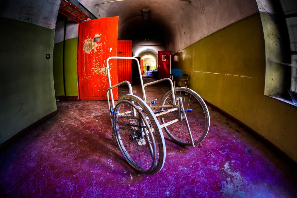 En el asilo Danvers hacían tratamientos de electroshocks y lobotomías frecuentes - de hecho, algunos consideran que este sitio es donde se comenzaron a hacer en Estados Unidos. Existía tal terror que se cree que el sitio inspiró a H.P. Lovecraft para su sanatorio Arkham y también, para el asilo del mismo nombre donde mandan a todos los villanos de DC Comics, como el Joker.