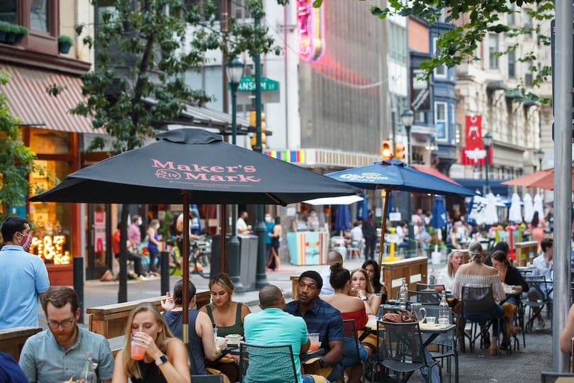 <b><a href="https://centercityphila.org/explore-center-city/ccd-restaurant-week" target="_blank">Center City District Restaurant Week (del 9 al 21 de enero)</a></b>: Durante la enormemente popular Center City District Restaurant Week, una cena de tres platos cuesta solo $40 por persona en muchos de los mejores restaurantes de Filadelfia, mientras que el almuerzo (disponible en restaurantes selectos) cuesta $25 por persona.