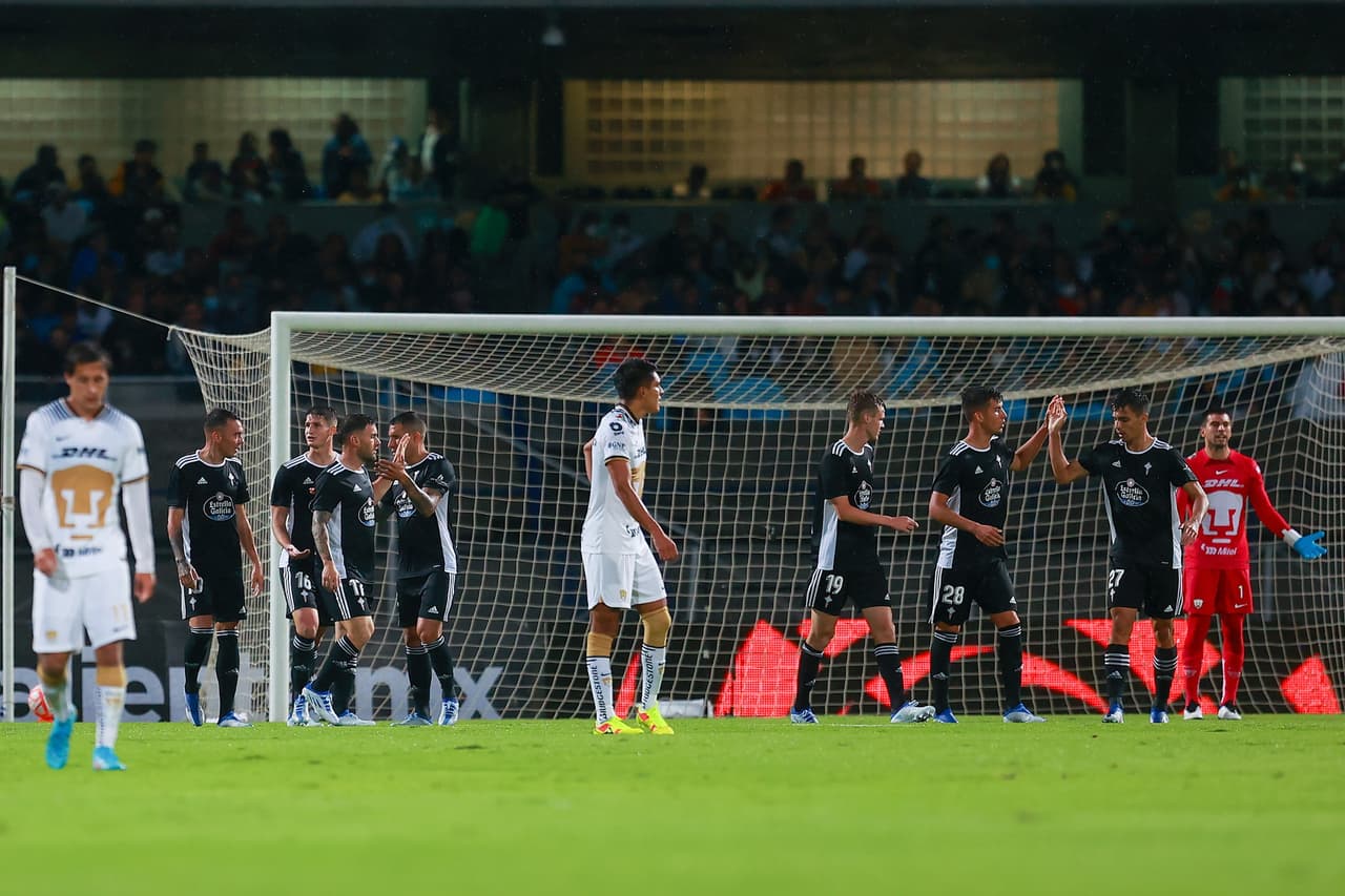 Sobre la hora del primer tiempo, un descuido en la marca de la defensa de Pumas permitió que Iago Aspas rematara de cabeza cómodamente para emptar el encuentro.