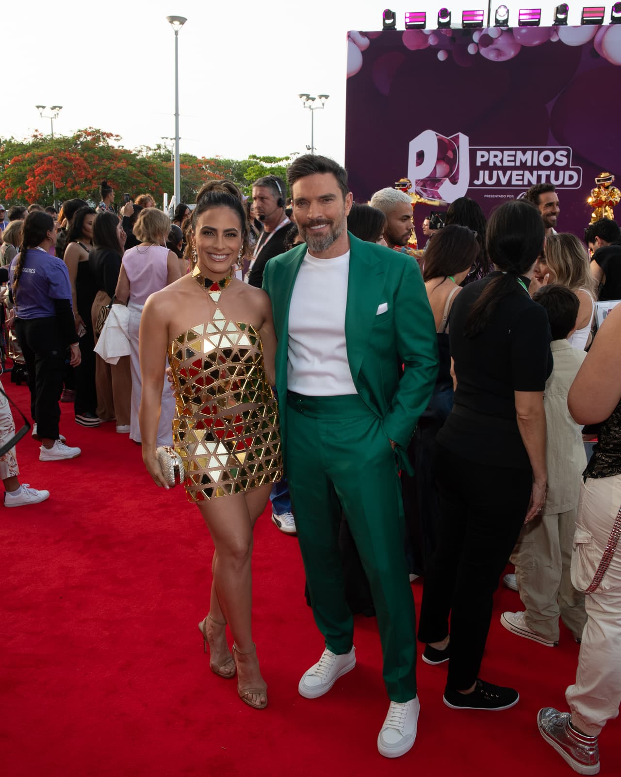 <b>Julián Gil y su prometida Valeria Marín</b> llegaron de la mano y contrastaron con el color de sus atuendos.