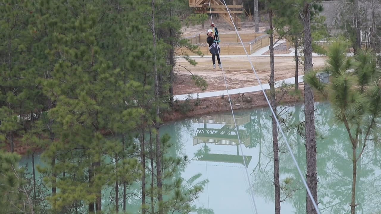 Los visitantes más osados pueden entretenerse en el Zip Line o tirolesa que pasa sobre el lago.