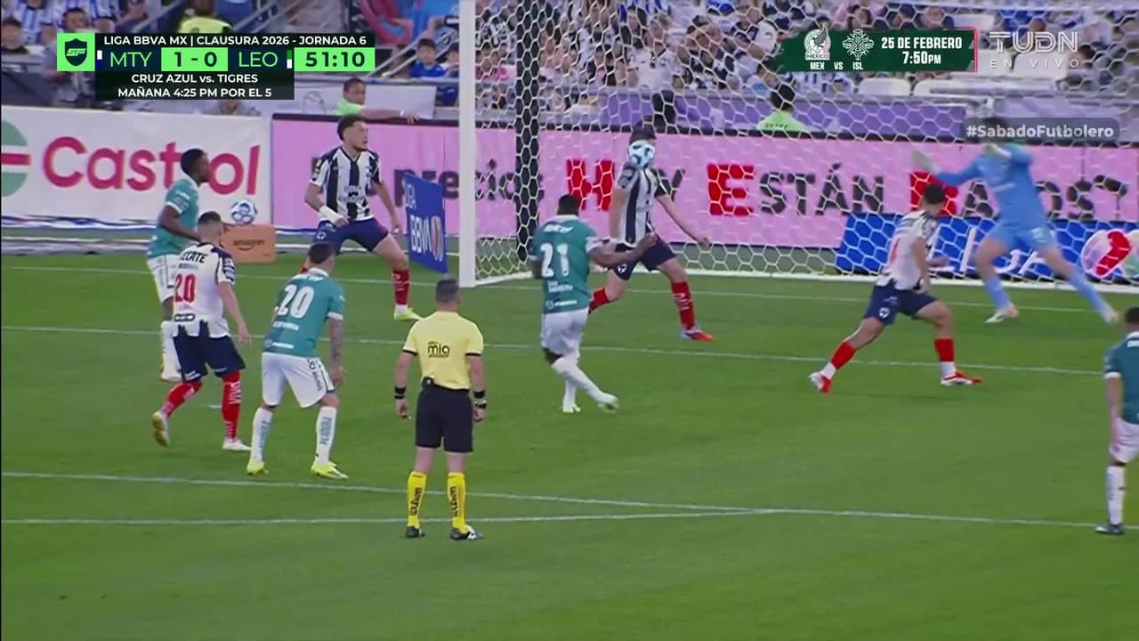 ¡Con la cara! Stefan Medina salvó a Monterrey al desviar el balón con el rostro