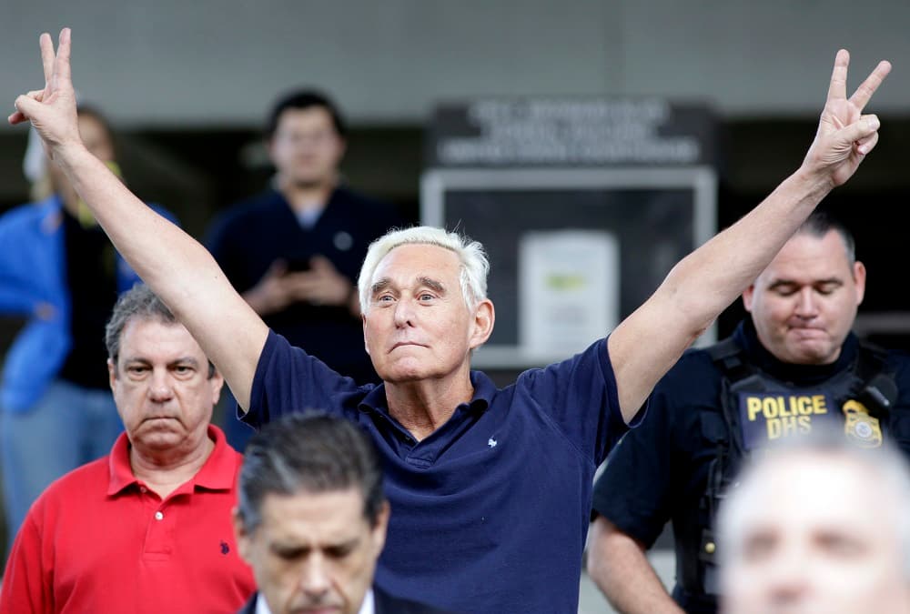 <b>37.</b>
<b>Roger Stone</b>, asesor de Trump de larga data. En enero de 2019 Mueller los acusó de por siete cargos. Entre ellos el de haberle mentido Comité de Inteligencia de la Cámara de Representantes acerca de sus esfuerzos para ponerse en contacto con WikiLeaks, que filtró los correos hackeados a los demócratas durante la campaña, y de manipular a un testigo que podría haber desacreditado su historia.
<a href="https://www.univision.com/noticias/politica/roger-stone-exasesor-de-trump-se-declara-inocente-de-delitos-relacionados-con-el-rusiagate">Stone se declaro inocente de estos cargos. </a>