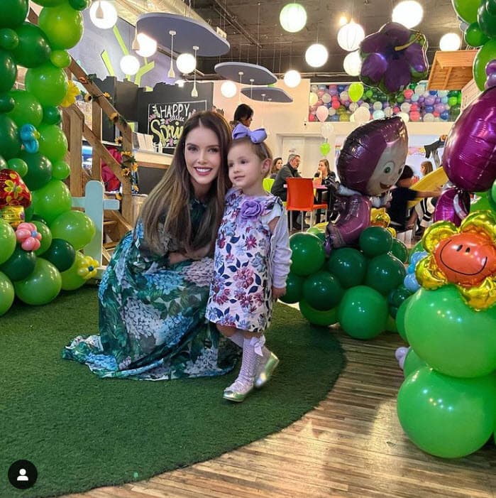 "Yo creo que 
<b>es una etapa normal</b> de todos los niños", dijo con un tono de resignación, "te dicen 'Los terribles 2 (años)' y ahora entiendo". 
<br>