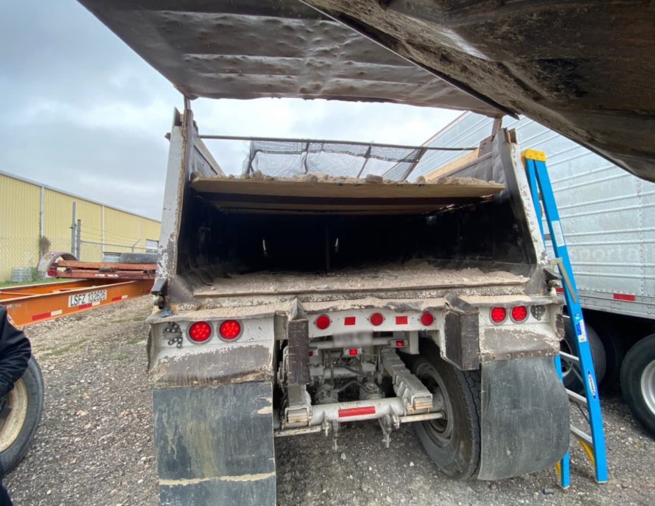 Bajo basura y arena: hallan a 36 inmigrantes escondidos en un camión varado en Texas