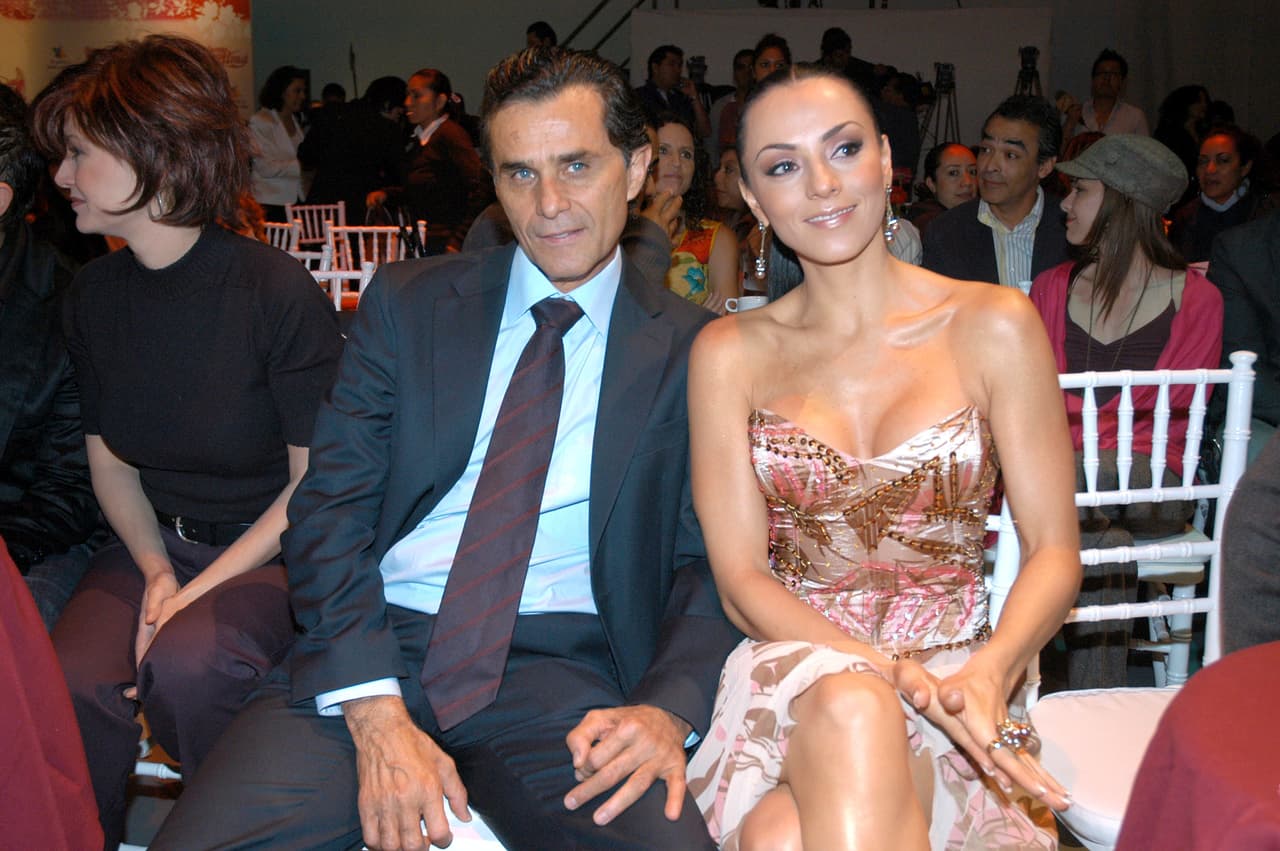 El viudo de Christian Bach se defendió y negó los señalamientos: "Es una actriz con la que yo trabajé,
<b><a href="https://www.eluniversal.com.mx/espectaculos/humberto-zurita-asegura-que-no-agredio-fisicamente-ivonne-montero" target="_blank">no tengo nada qué decir en contra de ella ni a favor</a></b>, nunca fuimos grandes amigos, pero fuimos trabajadores", dijo.
<br>