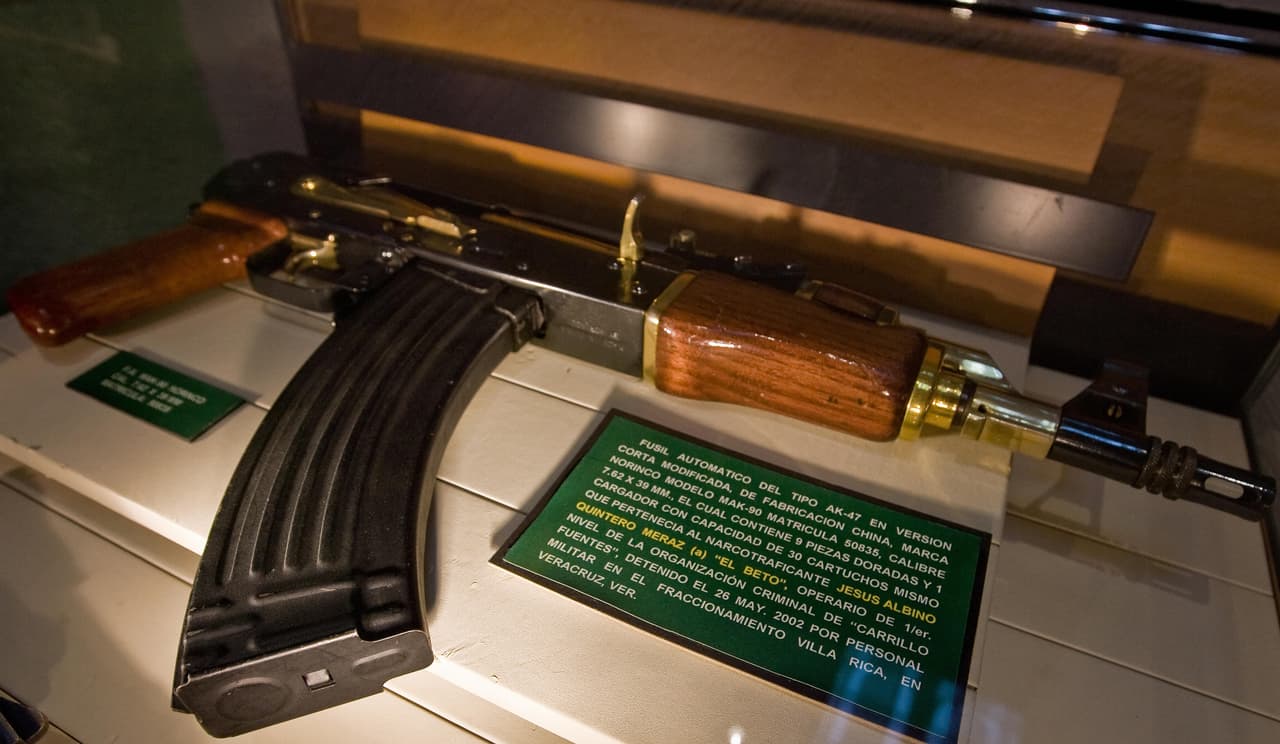 Armas como esta AK-47 automática decomisada en 2002 tiene piezas con terminados en oro.