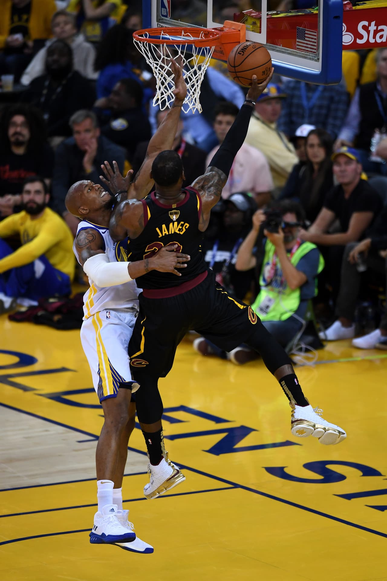LeBron volvió al juego, anotó unos cuantos puntos más pero no fue suficiente para evitar la igualdad de los Warriors.