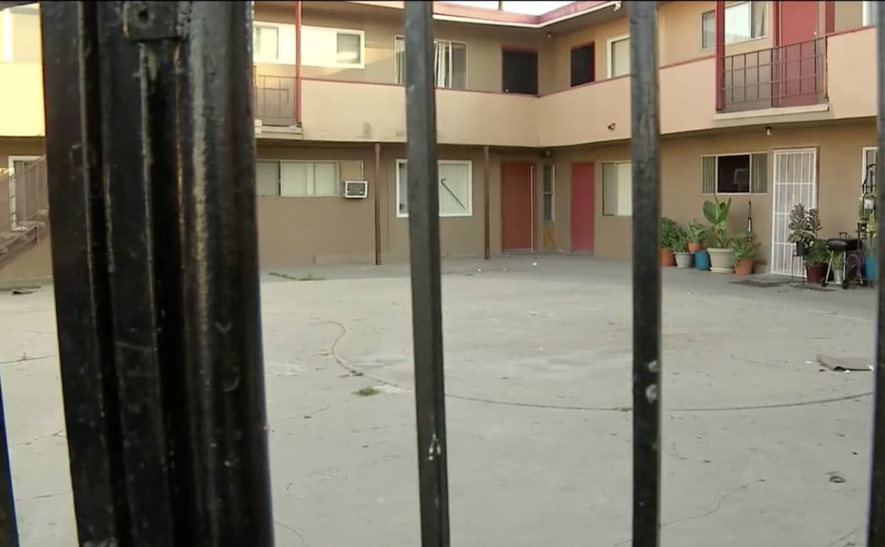 El departamento de homicidios de la policía de Pomona asumió la investigación y descubieron que "la víctima también había estado recibiendo lesiones significativas por abuso a manos de la sospechoso antes de este incidente".