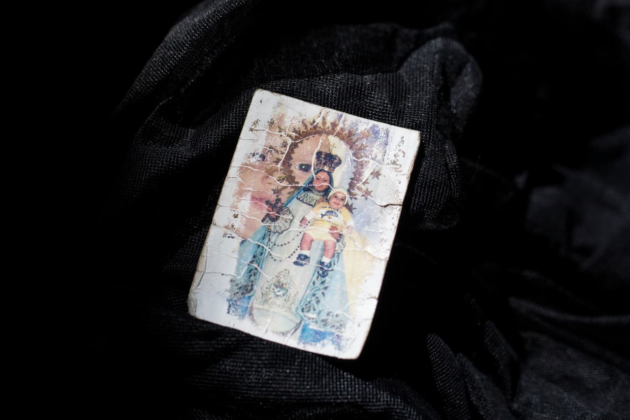 Muchas billeteras fueron olvidadas. No había dinero dentro, solo algunos papeles con teléfonos apuntados, estampas religiosas, fotos y recuerdos.
