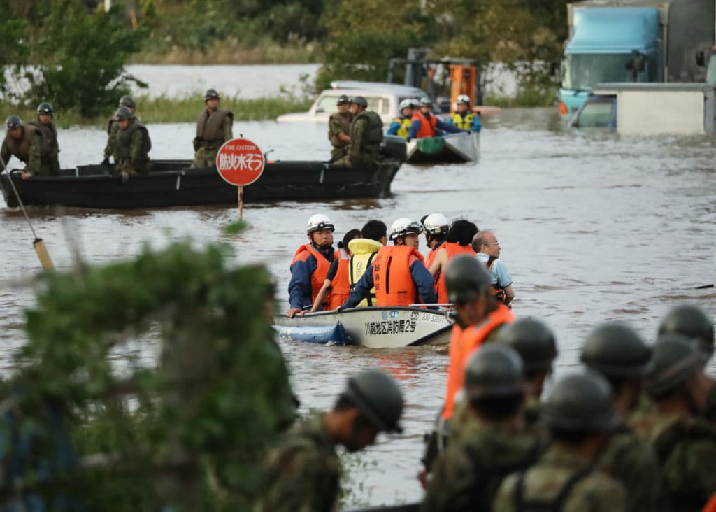 Bomberos evacúan a los residentes de un área inundada en Kawagoe, en la prefectura de Saitama.