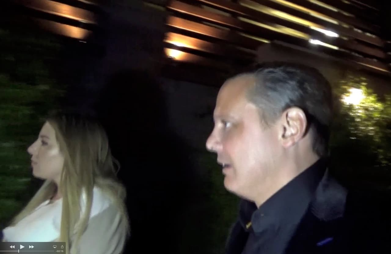 Luis Miguel fue captado con una misteriosa rubia en Los Ángeles esta semana. La pareja cenó en el restaurante Providence, en el que un menú con maridaje tiene un costo de 365 dólares por persona. El cantante se mostró de muy buen humor al llegar en su Rolls Royce negro. Mientras él hizo bromas con los paparazzi, su nueva conquista intentó caminar discretamente fuera de cuadro.