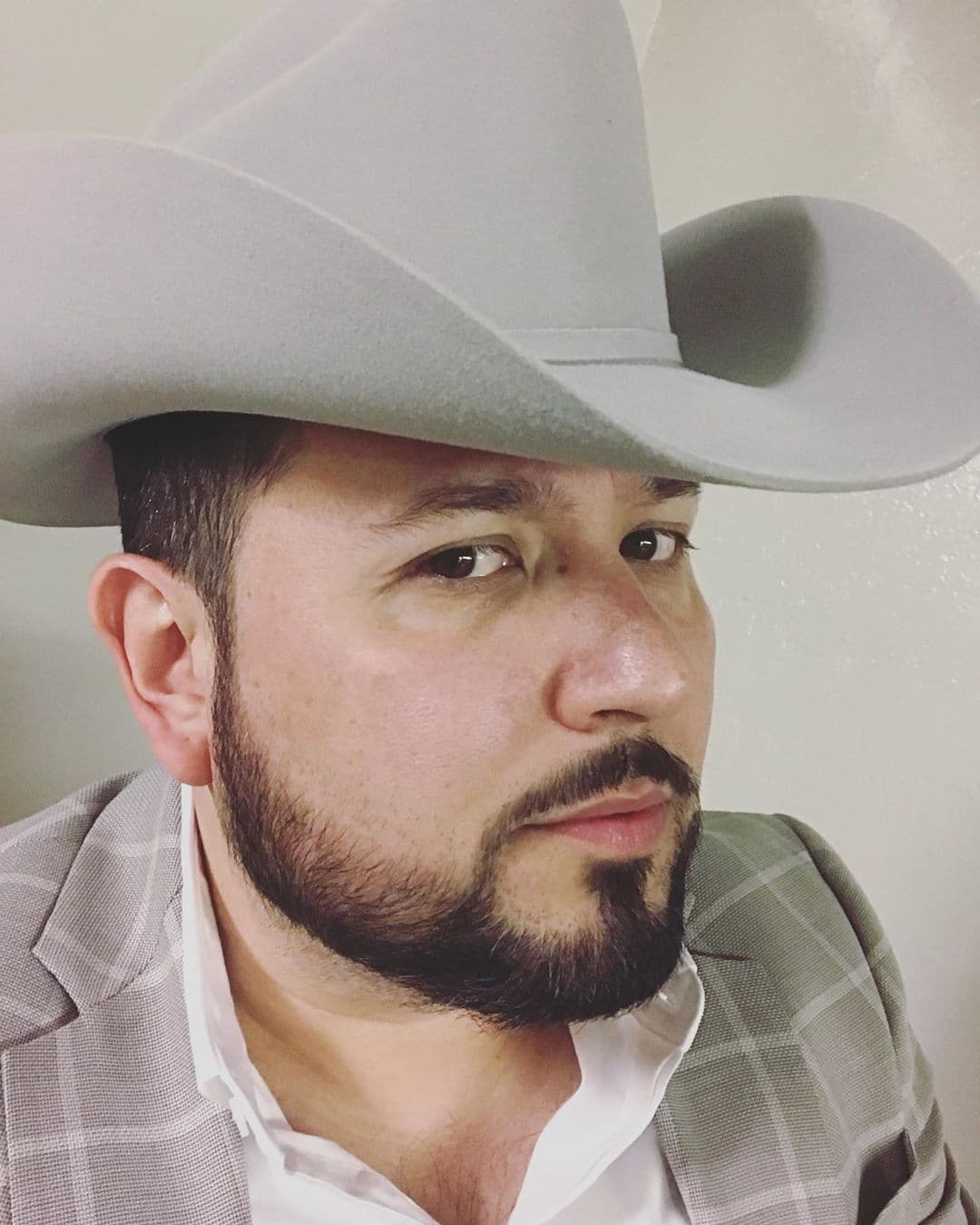 Roberto Tapia informó en sus redes sociales que su progenitora Claudia Tapia presentó una mejoría tras ser hospitalizada hace dos semanas en un centro médico de Culiacán, Sinaloa, por un 
<b><a href="https://www.univision.com/shows/despierta-america/desconsolado-roberto-tapia-pide-oraciones-por-su-mama-quien-se-encuentra-grave-de-salud-video">derrame cerebral</a></b>.
