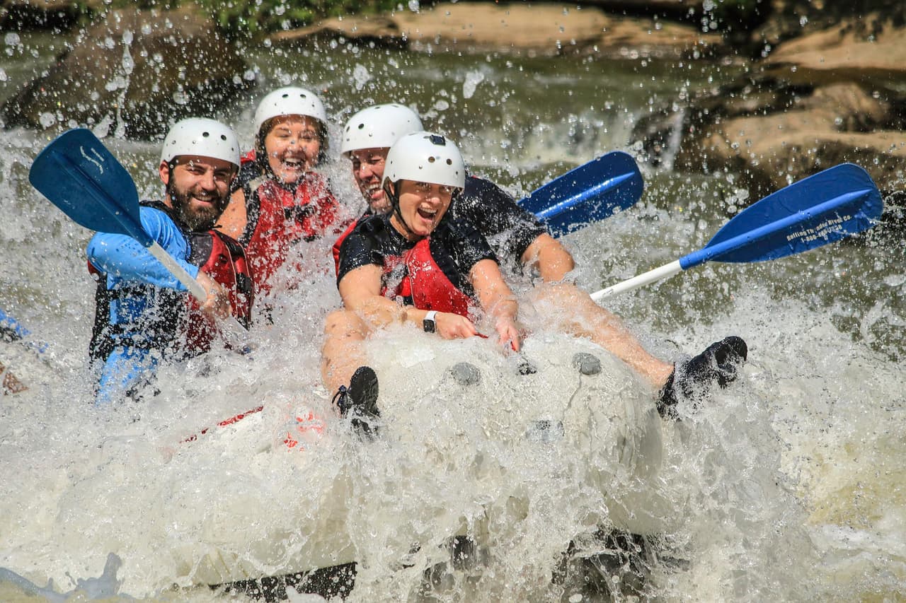 <b><a href="https://www.rollingthunderriverco.com/nantahala-river-rafting/">Rolling Thunder River Company</a></b>. Llevan más de 40 años realizando aventuras excepcionales. El río Nantahala, ideal para familias, en el oeste de Carolina del Norte, se ha convertido en el favorito de cientos de miles de balseros cada temporada.
<br>
<br>Te contamos aquí, 
<b><a href="https://goo.gl/maps/2SowZD6UxKabkeWs8">cómo llegar.</a></b>