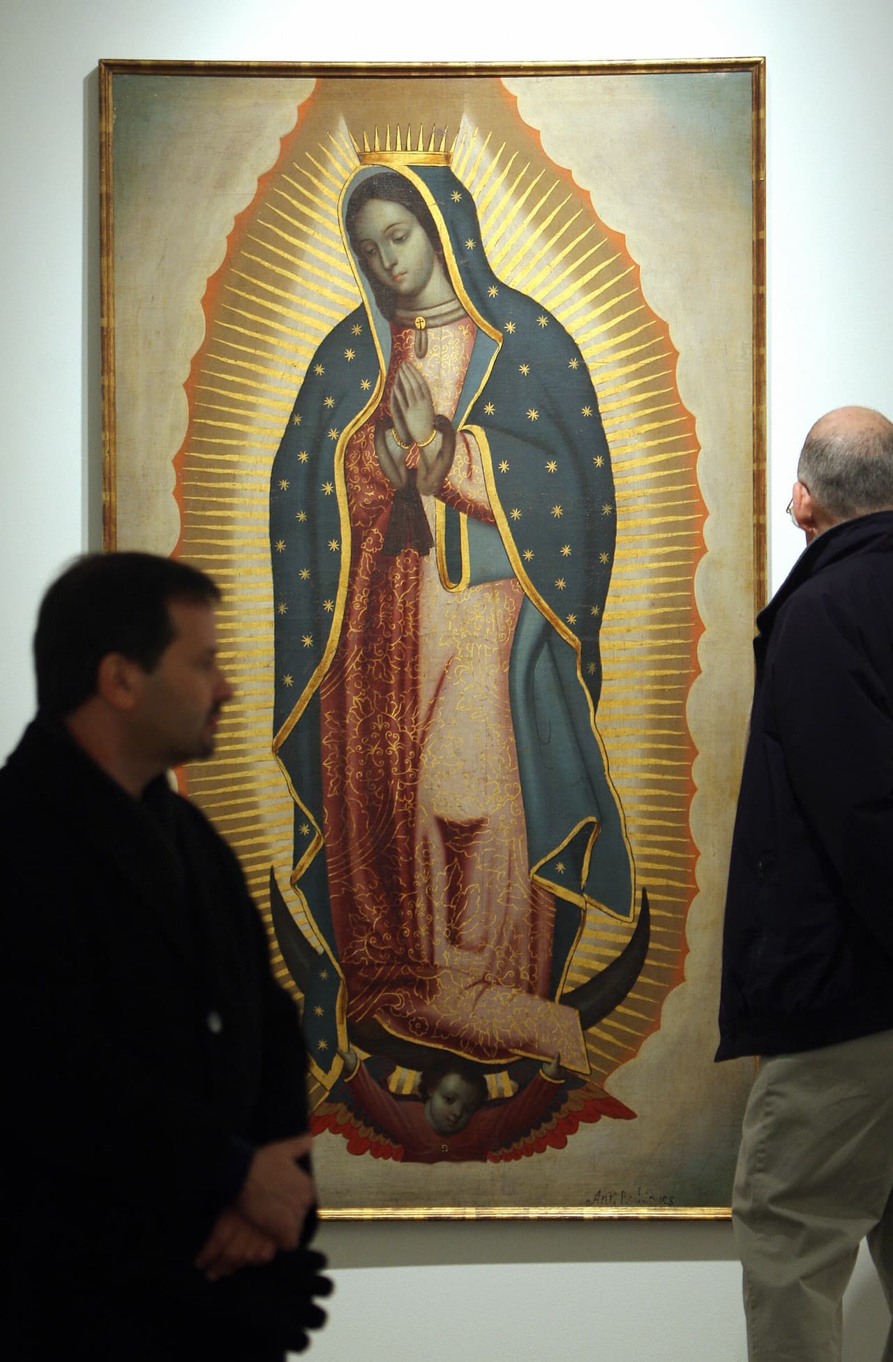 La imagen está tan fresca y el colorido es tan brillante como si se acabara de pintar. Además, señalan que no hay pinceladas, o señales de que fuera delineada o pintada. Esto ensalza el mito de que la imagen de la Virgen quedó impresa en el manto de Juan Diego, y que ningún artista pudo realmente hacerla.