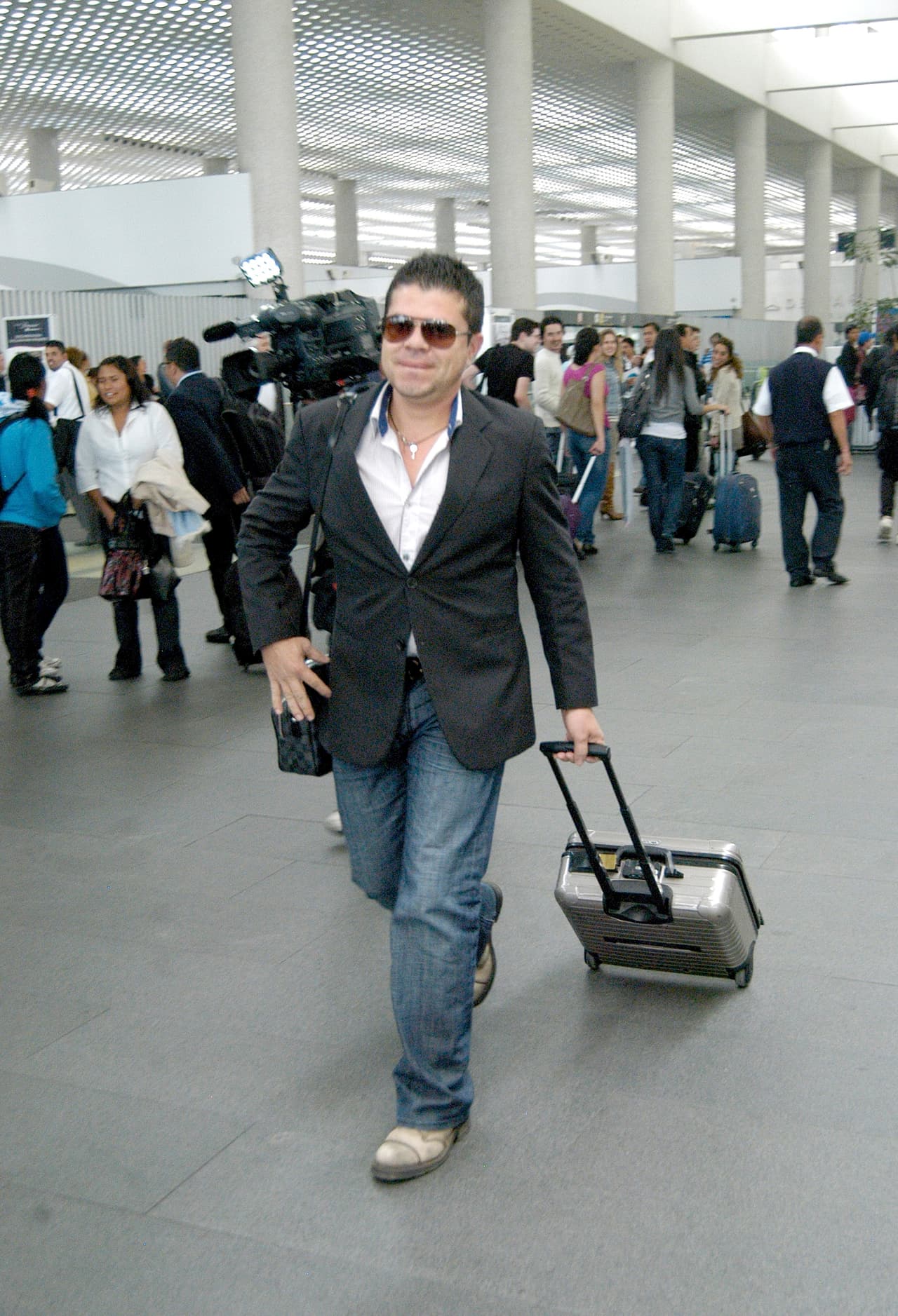 La guerra de dimes y directas en Twitter se difundió ampliamente, pues mientras Medina aseguraba que no había contacto entre ellos, la agrupación aseguraba que podía regresar cuando quisiera, situación que no se dio y lo llevó, por consejo de sus fans, a perseguir una carrera como solista. En una entrevista para el diario Basta afirmó no le quedó a deber nada a su antigua agrupación liderada por Fernando y René Camacho.