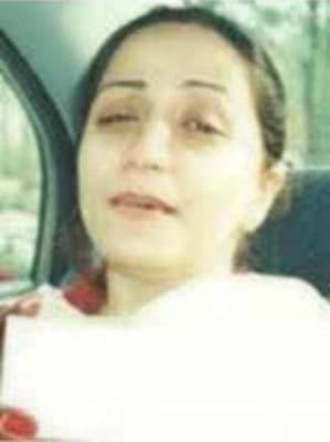 <h3 class="cms-H3-H3">Flora Mahmood </h3>
<br>
<br>Esta mujer pakistaní de 41 años es buscada luego de que supuestamente sacó del país a su hijo, Mohammad Hussain Metla, Jr. en un vuelo desde el aeropuerto JFK de Nueva York con destino a Dubai, a pesar de que el padre del menor tuviera su custodia principal.
<br>
<br>El pasado 6 de noviembre de 2004 se acusó a Mahmood de 
<a href="https://www.fbi.gov/wanted/parental-kidnappings/flora-mahmood" target="_blank">interferencia con la custodia</a> y se emitió una orden para su arresto. Un mes después se cree tanto la mujer como su hijo dejaron Dubai y se instalaron en Lahore, Pakistán. 
<br>
<br>Mahmood es ciudadana del Reino Unido y puede viajar con pasaporte británico. Además, la agencia aseguró que se casó recientemente. 
<br>