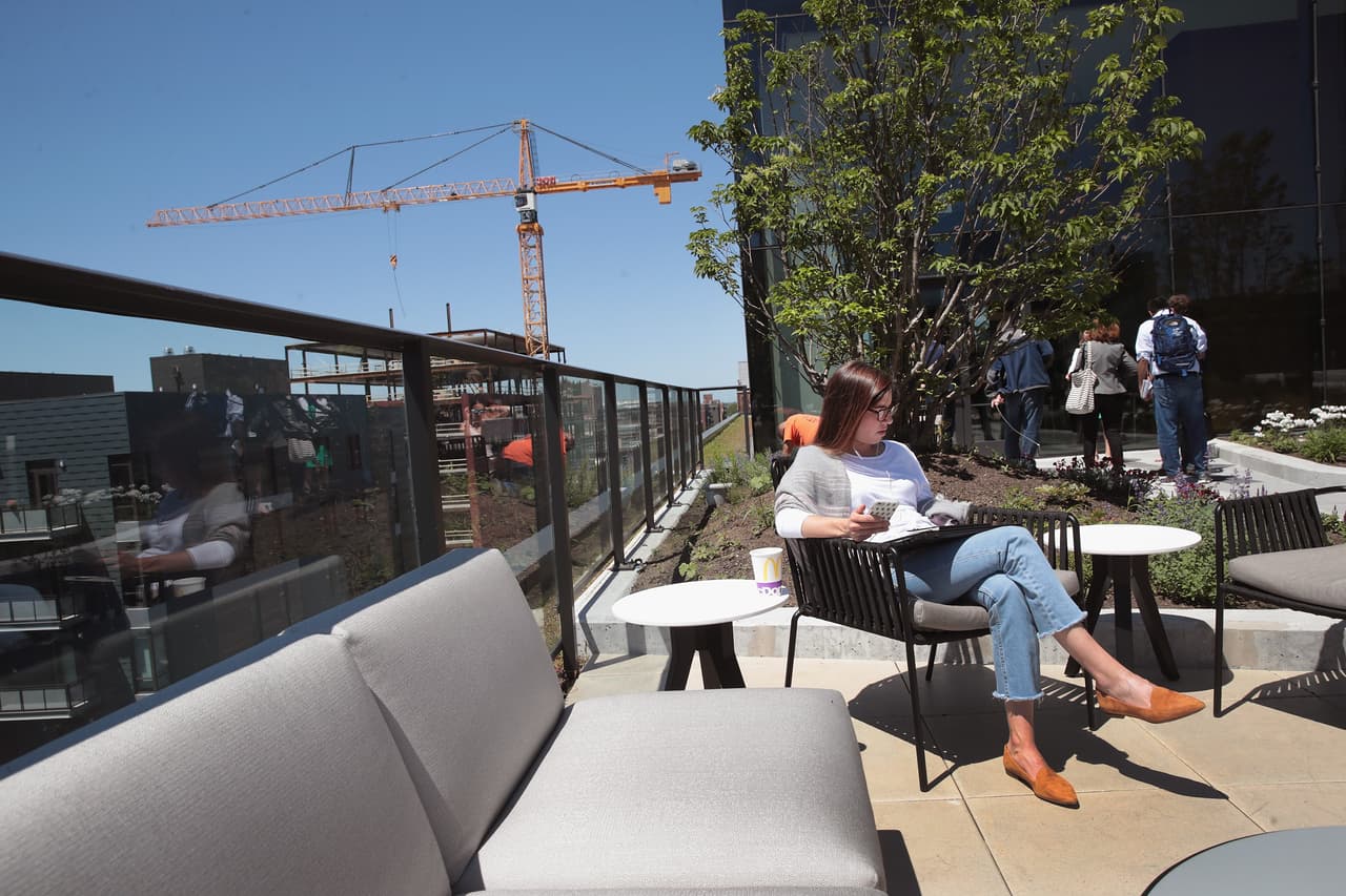 Una terraza al aire libre es una de las comodidades que ofrece este edificio a sus 2,000 empleados.