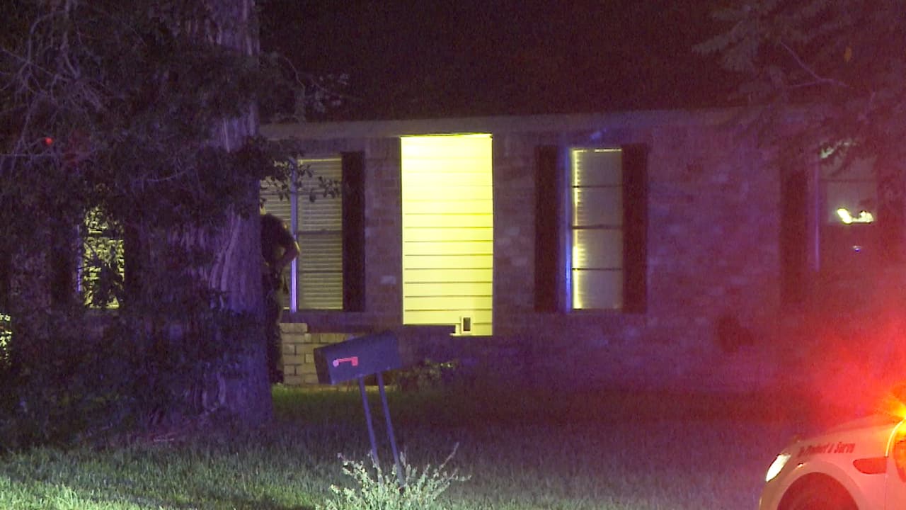 El menor se encontraba a las 3:00 am, con videojuegos en su cuarto en la residencia ubicada en el 23000 de Birmanwood en el área de Spring,TX.