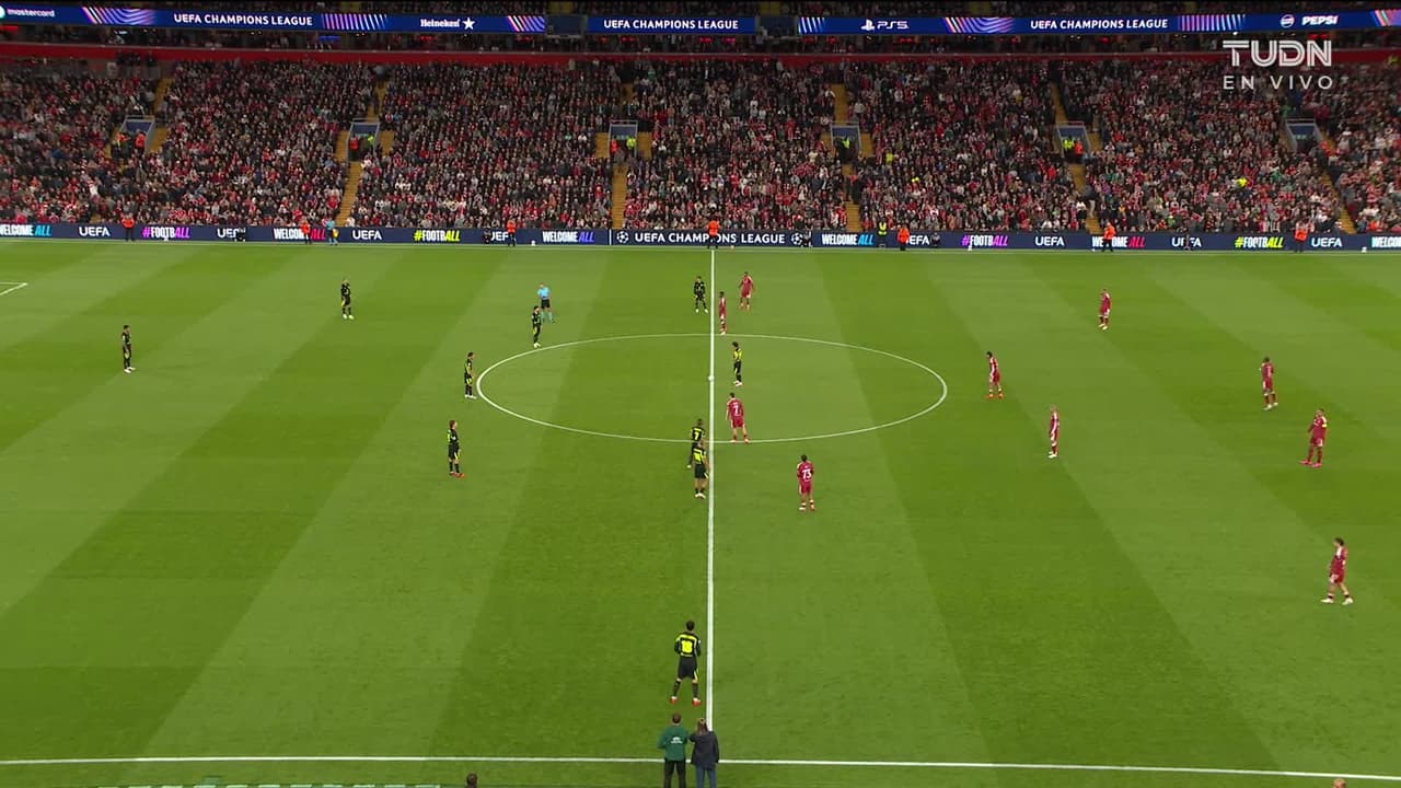Arranca el partido y la pelota está en juego.