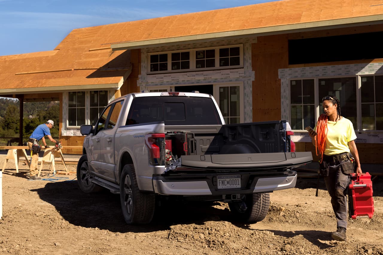 Pero probablemente lo más llamativo sea el nuevo sistema Ford Intelligent Backup Power, que convierte a la pickup en una fuente de energía para el hogar. Con la capacidad de descargar 9.6 kW de potencia, este elemento resulta funcional en caso haya un apagón, ya sea durante una tormenta u ola de calor.